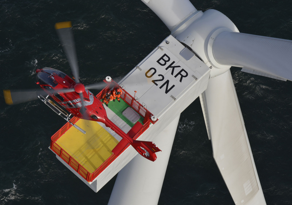 HTM Helicopter bei einem Offshore Flug über Windrad 