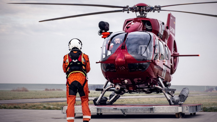 Mitarbeiter von HTM Helicopter Travel Munich vor dem Start