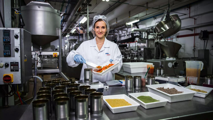 Heristo Kollegin aus dem Qualitätsmanagement stellt Testprodukt aus Zutaten zusammen