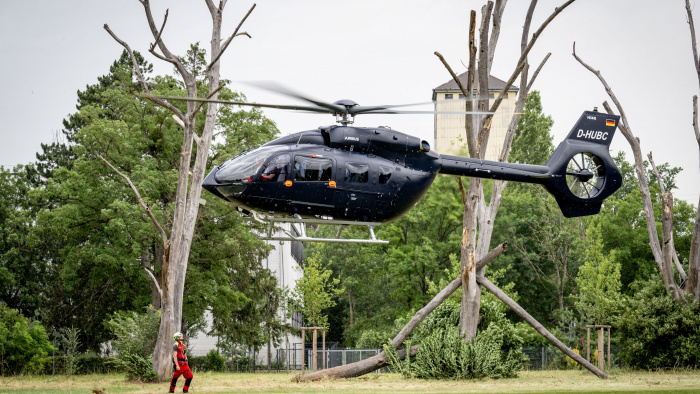 Schwarzer Helikopter landet
