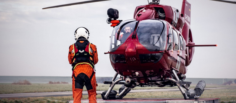 Mitarbeiter von HTM Helicopter Travel Munich vor dem Start