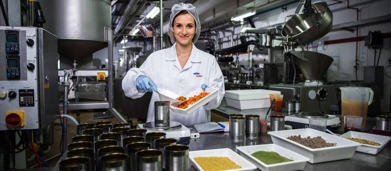 Heristo Kollegin aus dem Qualitätsmanagement stellt Testprodukt aus Zutaten zusammen